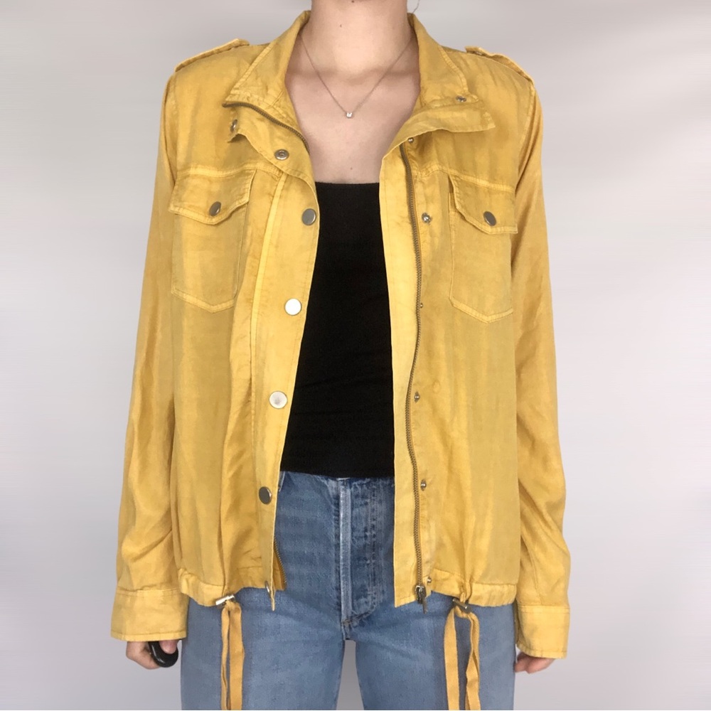 Kut From‎ The Kloth BRI DRAWSTRING UTILITY SHIRT JACKET IN MUSTARD - Picture 4 of 9